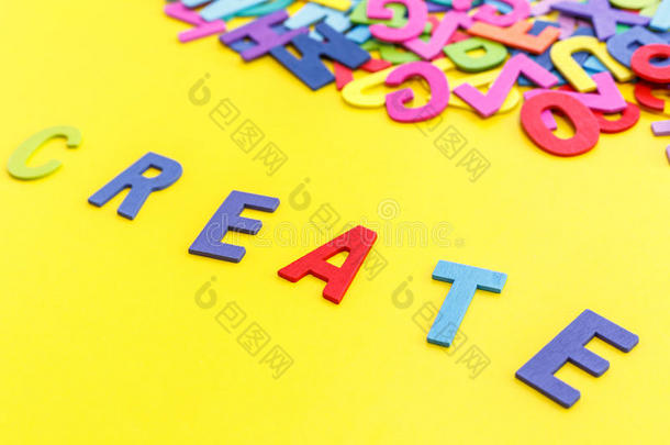 彩色木制字母表和单词创建。 黄色t的顶部视图