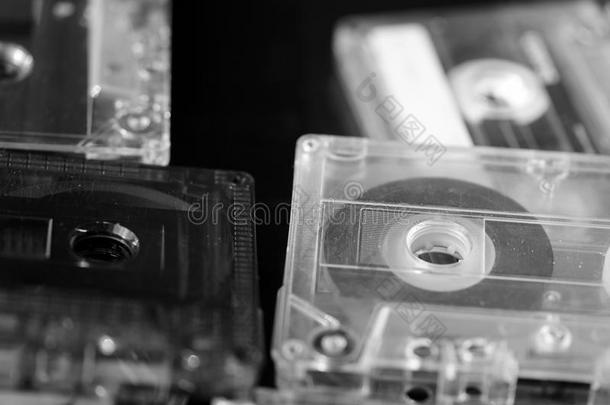 一堆旧录音带。 黑白相间