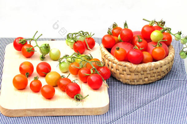 新鲜西红柿有多种颜色和大小，<strong>放在</strong>篮子里，<strong>放在木板上</strong>