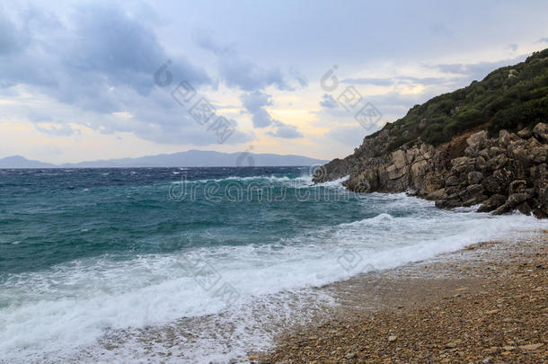 <strong>海滩</strong>上的巨浪和<strong>暴风雨</strong>天气的岩石