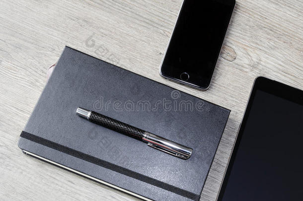 日历或日记，钢笔，手机和平板电脑在木制桌子，手机，地板