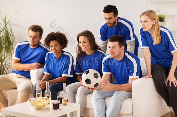 朋友或球迷在家看足球