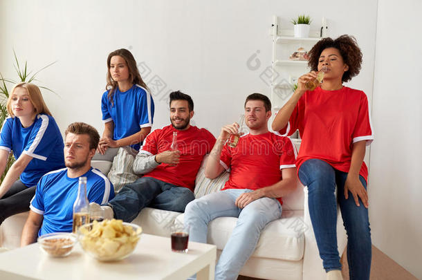 朋友或球迷在家看足球