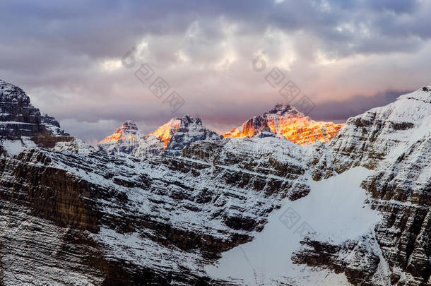 五彩缤纷的日出山景