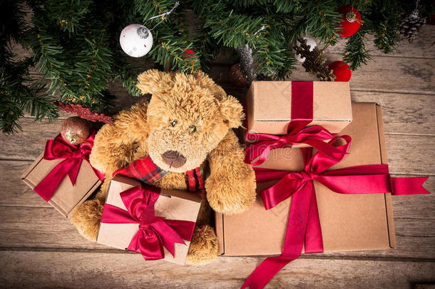 木制<strong>背景</strong>上的<strong>礼品盒</strong>和圣诞树