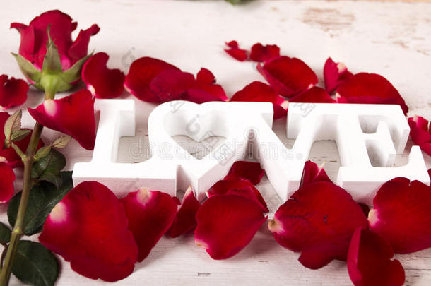 概念情人节，红玫瑰和测试爱情的棕色木制背景，复古色调
