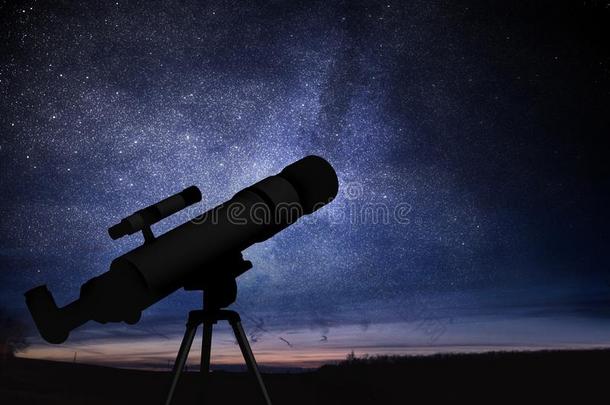 天文学和恒星观测概念。 背景中望远镜和星空的轮廓
