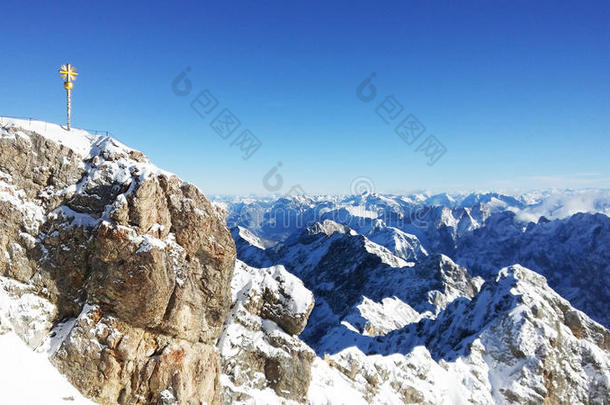 阿尔卑斯山奥地利的蓝色二者都德语