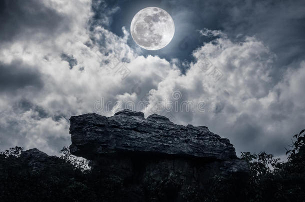 夜空白云满月
