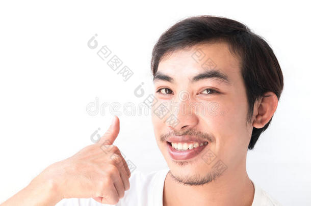 特写亚洲男子显示拇指与白色背景，EXCEL