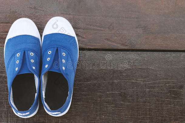 特写蓝色运动鞋在木地板与复古色调，运动或