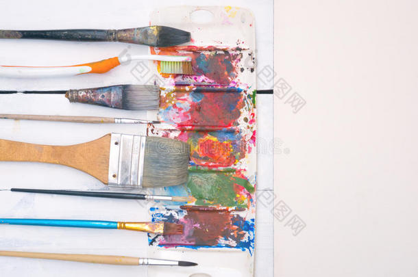 艺术仪器，水彩，画笔，调色板和纸
