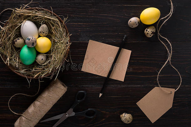 五颜六色的复活节彩蛋在黑暗的木板上筑巢。