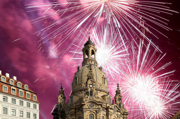 德累斯顿弗劳恩基希教堂，字面上是我们夫人的教堂和节日烟花-是德国德累斯顿的路德教会