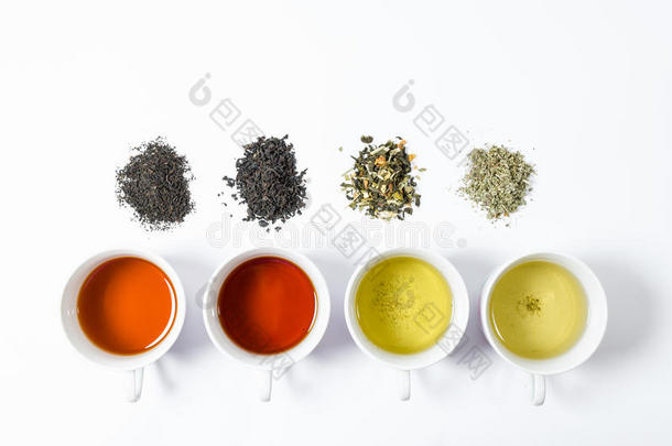 收集不同的茶在杯子与茶叶在白色背景