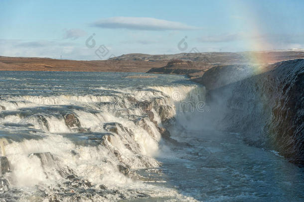 海鸥落在冰岛。 冰岛最著名的<strong>瀑布</strong>之一。 背景中的<strong>蓝天</strong>
