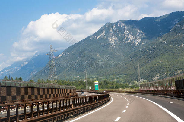 德国高速公路在巴伐利亚阿尔卑斯山