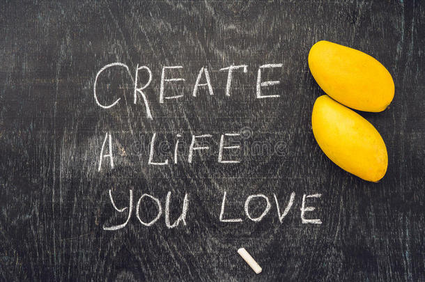 创造你喜欢的激励建议的生活-用粉笔在石板黑板上写文字