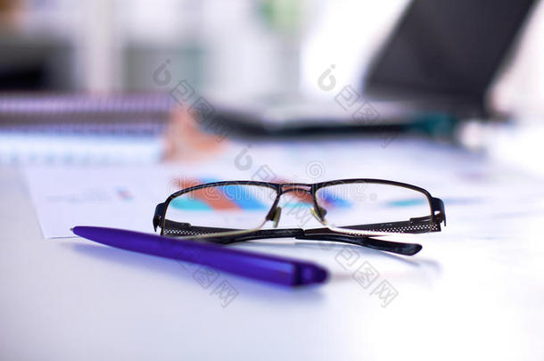 眼镜和钢笔集中在桌子上