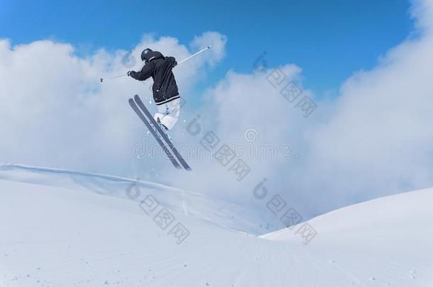 在山上飞滑雪者。 极限冬季运动。