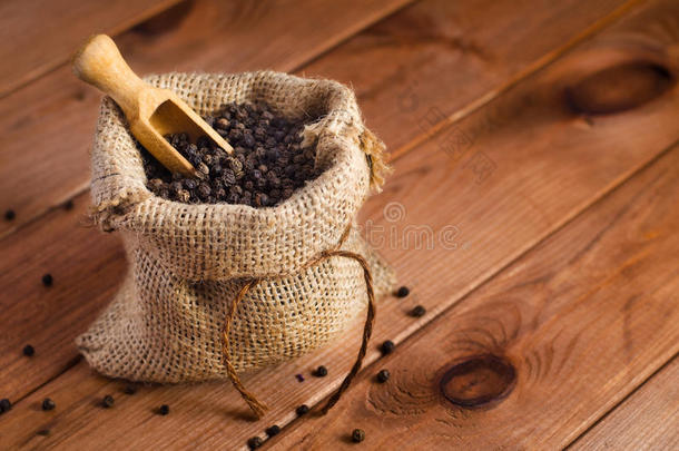 黑胡椒豌豆放在一个袋子里，在木桌上铲子