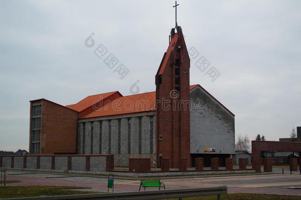 教堂建筑砖橙色屋顶交叉广场