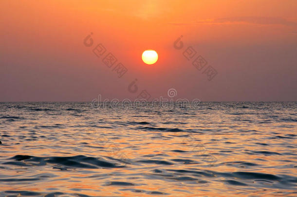 奇妙的橙色海洋日落地平线天空照片