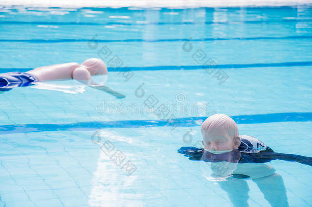 虚拟溺水训练漂浮在游泳池里