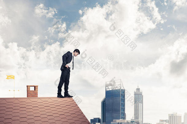 商人从屋顶往下看，不敢踏步。混合