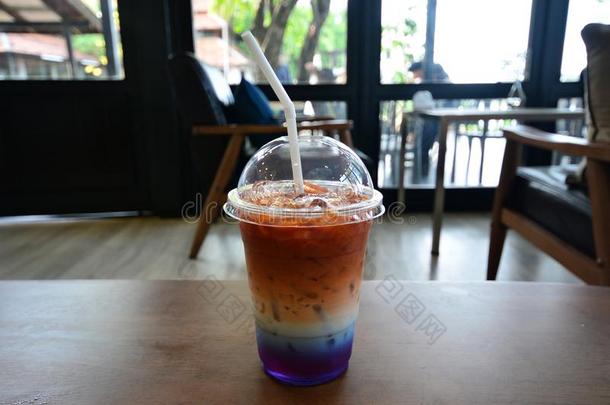 一杯蝴蝶豌豆或蓝色豌豆花与冰奶茶饮料
