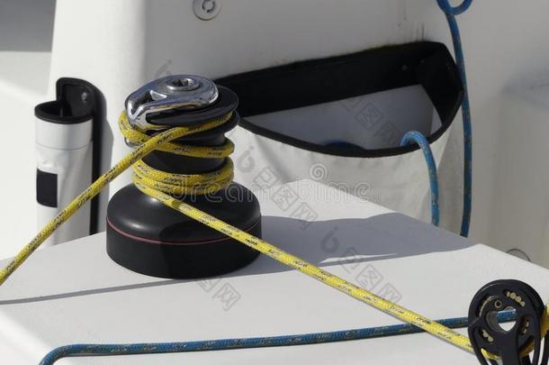 黄色热那亚片的细节，固定在帆船赛车手的自尾<strong>绞车</strong>上，划船的概念
