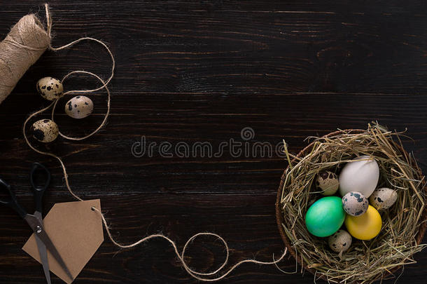 五颜六色的复活节彩蛋在黑暗的木板上<strong>筑巢</strong>。