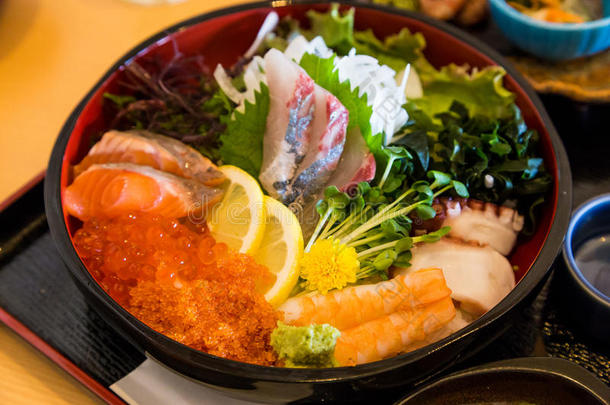 Chirashi午餐套餐-将生鱼片混合在米饭上