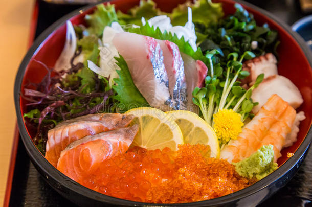 Chirashi午餐套餐-将生鱼片混合在米饭上