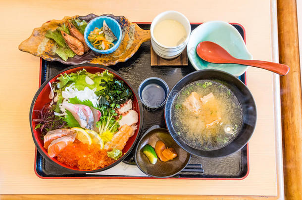 Chirashi午餐套餐-将生鱼片混合在米饭上