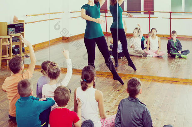 在课堂上学习<strong>民族舞蹈</strong>的孩子们