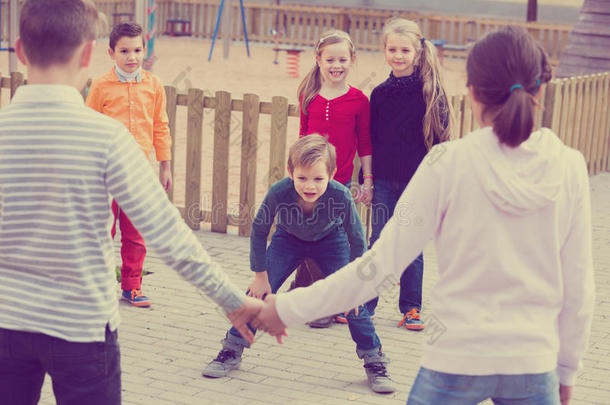 一群快乐的快乐的孩子玩红色漫游者