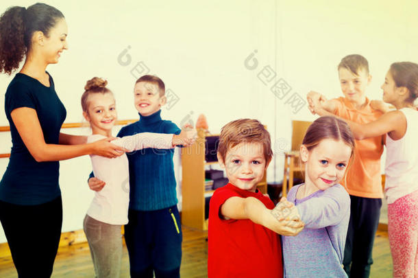 在舞蹈学校学习搭档舞蹈的孩子