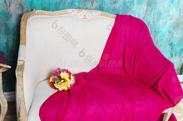 一条<strong>红毯</strong>子躺在沙发上。