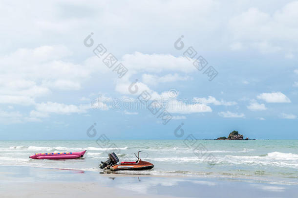 海滩和大海与蓝天和<strong>水上摩托艇</strong>