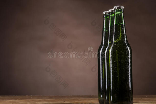 棕色背景的玻璃瓶啤酒