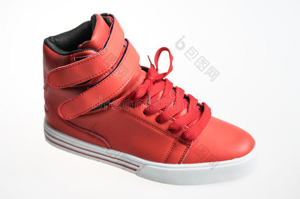 带鞋带的时尚鞋。 红色运动鞋和鞋带