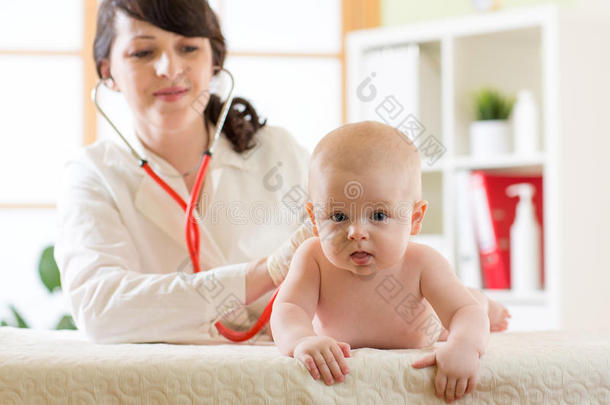 女医生儿科医生检查婴儿病人
