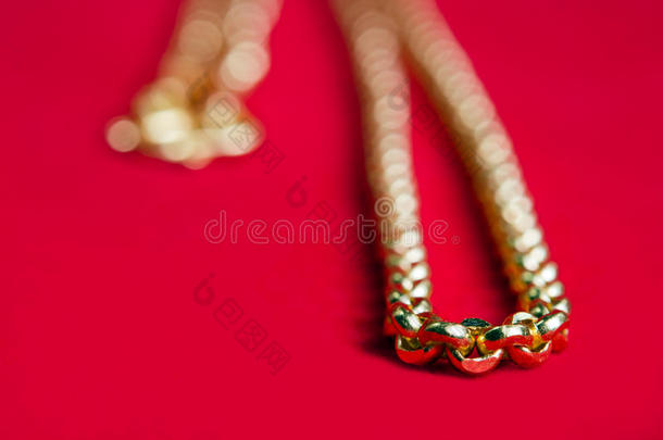 金项链96.5%泰国黄金等级与金心吊坠隔离在红色法兰绒布背景