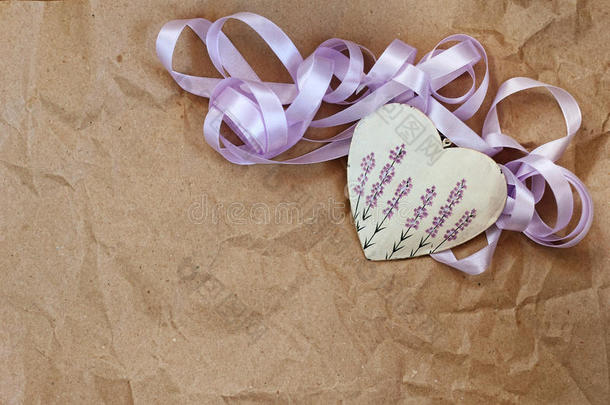装饰心与薰衣草图片和紫色丝带的背景上的旧纸。