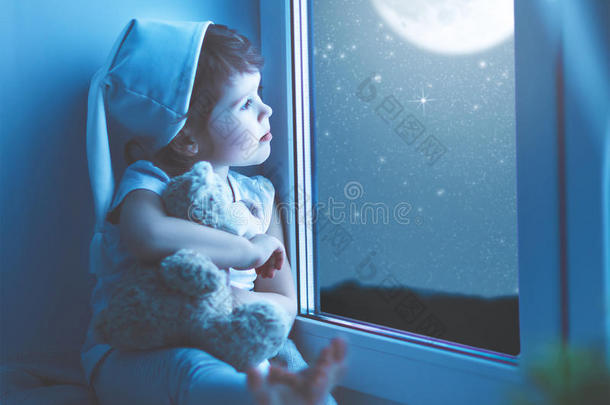 孩子女孩在窗前睡觉时梦想星空