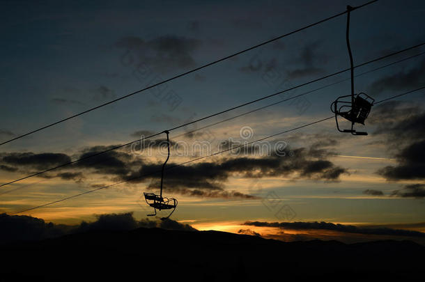 高山上的空滑雪升降机/椅子升降机轮廓