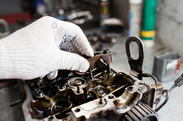 发动机曲轴，阀盖，活塞。 汽车发动机维修维修工作机械修理工
