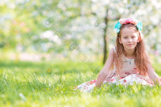春日樱花花园里可爱的小女孩