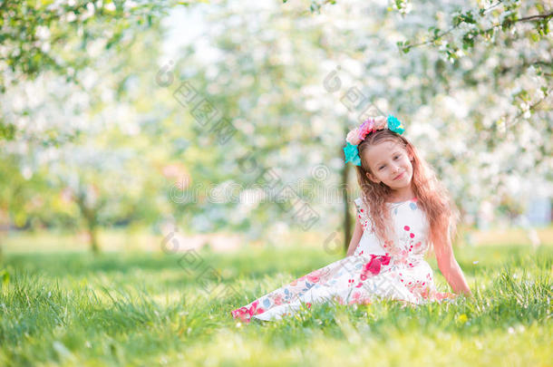 春日樱花花园里可爱的小女孩